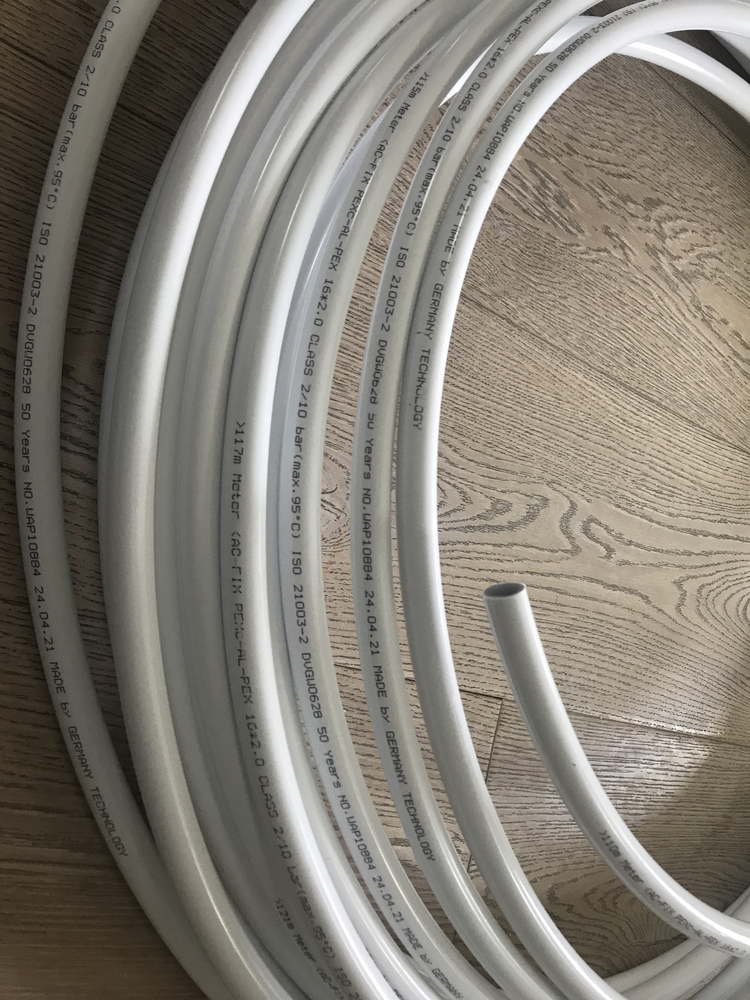 壁掛爐與明裝管路的接口部位