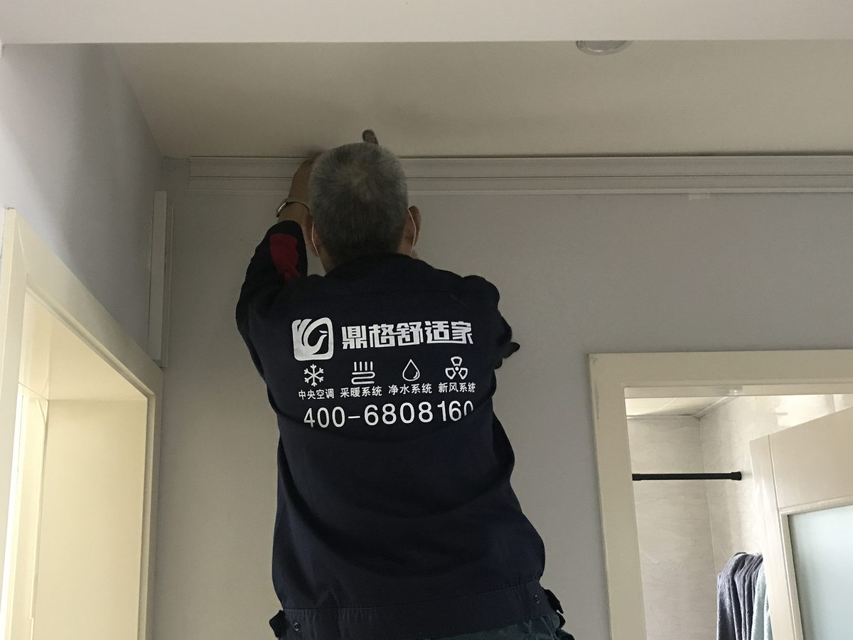 散熱器底部恒溫閥與管道接頭的安裝細節